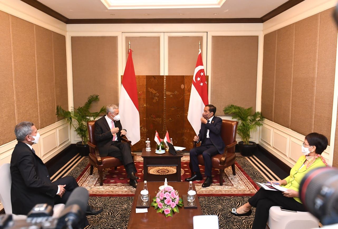 Pesiden Joko Widodo melakukan pertemuan bilateral dengan Perdana Menteri Singapura Lee Hsien Loong di Hotel Sofitel Phnom Penh, Kamboja, Kamis (10/11/2022). Dalam keterangannya usai pertemuan, Menteri Luar Negeri Retno Marsudi mengatakan, ada beberapa isu yang dibahas oleh Presiden Jokowi dan PM Lee yaitu soal G20, isu Myanmar dan rencana pertemuan leaders’ retreat tahun depan. (Foto: Kris - Biro Pers Sekretariat Presiden)