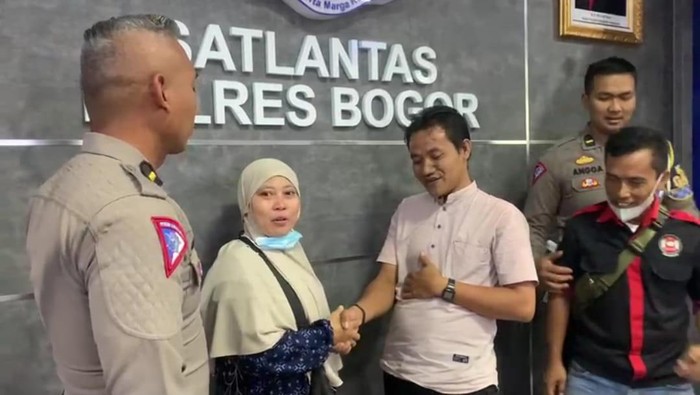 Polisi memediasi ibu-ibu pmobil yang diviralkan halangi ambulans di Polres Bogor.