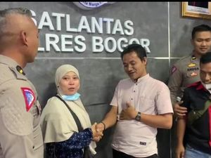 Ibu-ibu Halangi Ambulans di Puncak Ngaku Emosional gegara Mobil Tersenggol