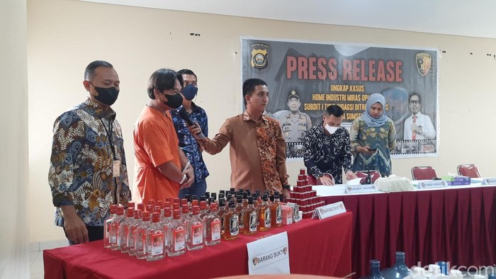 Polisi menangkap pengusaha pembuat miras palsu di Sumsel.