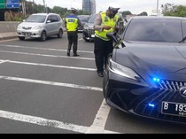 Pejabat Flexing Mobil Mewah Pakai Strobo, Rakyat: Gue Susah, Lu Seneng-seneng