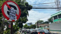 Salah satu poster kritikan pengungkapan kasus itu tertempel di rambu lalulintas.
