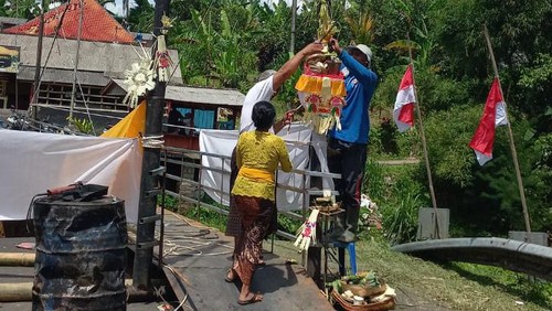 Prosesi melaspas jembatan darurat di sungai atau tukad Yeh Kajang oleh masyarakat Desa Tua, Kecamatan Marga, Jumat (11/11/2022). (Istimewa)