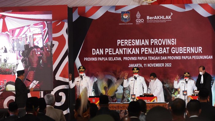 Provinsi Baru di Papua dan Ibu Kotanya, Cek Infonya di Sini Peresmian tiga provinsi Baru di Papua dan Ibu Kotanya. Tiga provinsi baru tersebut adalah Papua Selatan, Papua Tengah, dan Papua Pegunungan.