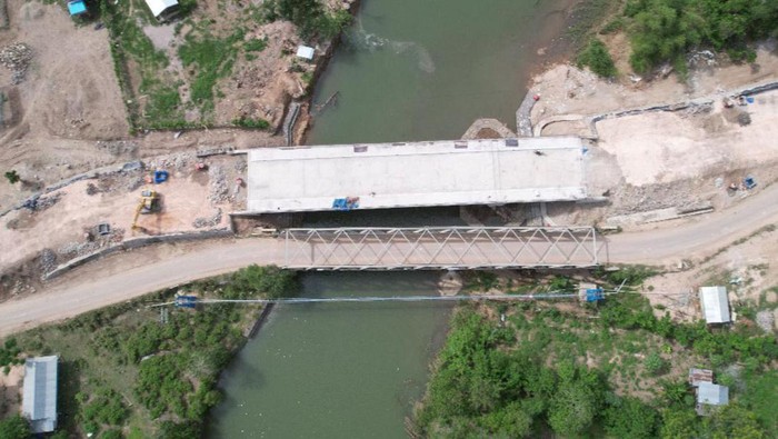 Kementerian PUPR terus melakukan pembangunan dan peningkatan infrastruktur jalan dan jembatan. Salah satunya di Labuan Bajo-Tanamori, Provinsi Nusa Tenggara Timur.