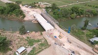 Kemudian, keempat jembatan yang juga dilakukan pembangunan dan peningkatan infrastrukturnya meliputi Jembatan Nanganae sepanjang 60 meter, Jembatan Wae Mburak sepanjang 35 meter, Jembatan Wae Kenari sepanjang 40 meter, dan Jembatan Soknar sepanjang 40 meter.