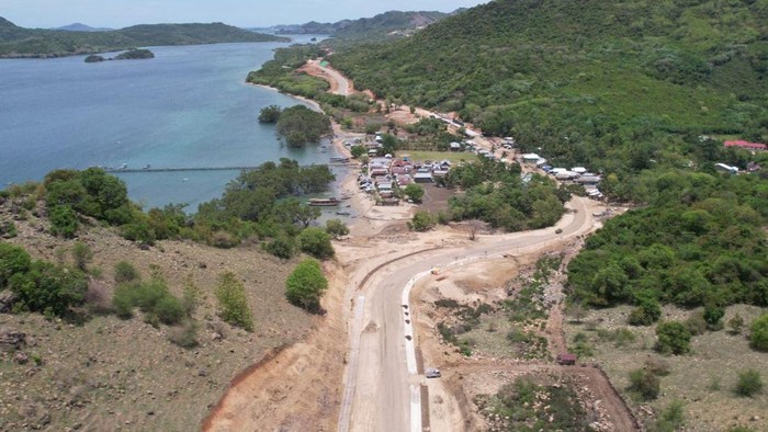 Kementerian PUPR terus melakukan pembangunan dan peningkatan infrastruktur jalan dan jembatan. Salah satunya di Labuan Bajo-Tanamori, Provinsi Nusa Tenggara Timur.