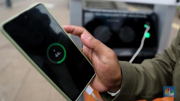 PT Mass Rapid Transit (MRT) Jakarta menyediakan tiga Solar Charging Station yang tersebar di area TOD I Dukuh Atas.  (վ/ Muhammad Sabki)