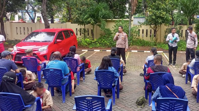 Puluhan pelajar SMK di Jakpus hendak tawuran dihukum sujud di kaki orang tua