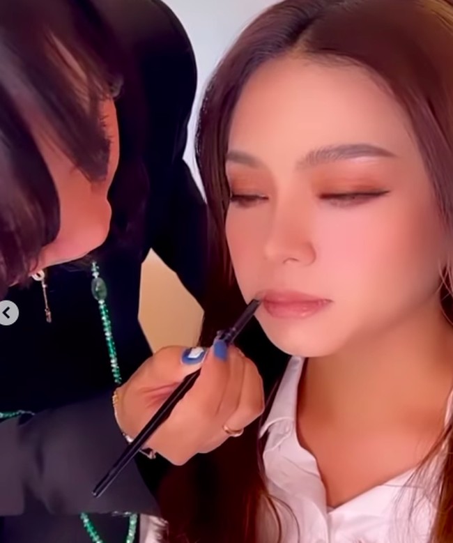 Inilah momen ibu dua anak itu saat memolaskan riasannya di wajah model. Puput tampak berhati-hati saat memulaskan lipstik di bibir model.Foto: dok. Instagram/@btpnd
