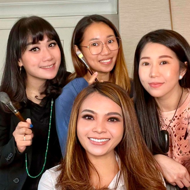 Puput belajar makeup dengan makeup artist Shelley Makeup. Inilah potret Puput yang mengenakan blazer hitam berpose sambil memegang brush. Foto: dok. Instagram/@btpnd