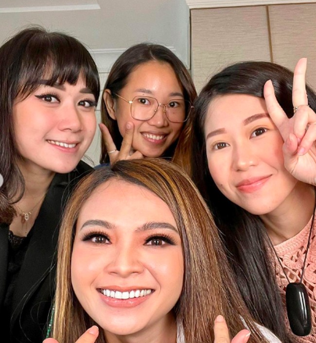 Puput pun mengaku senang akhirnya bisa melakukan teknik jahit mata dan memasang bulu mata palsu dengan baik. Foto: dok. Instagram/@btpnd