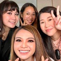 Puput pun mengaku senang akhirnya bisa melakukan teknik jahit mata dan memasang bulu mata palsu dengan baik. Foto: dok. Instagram/@btpnd