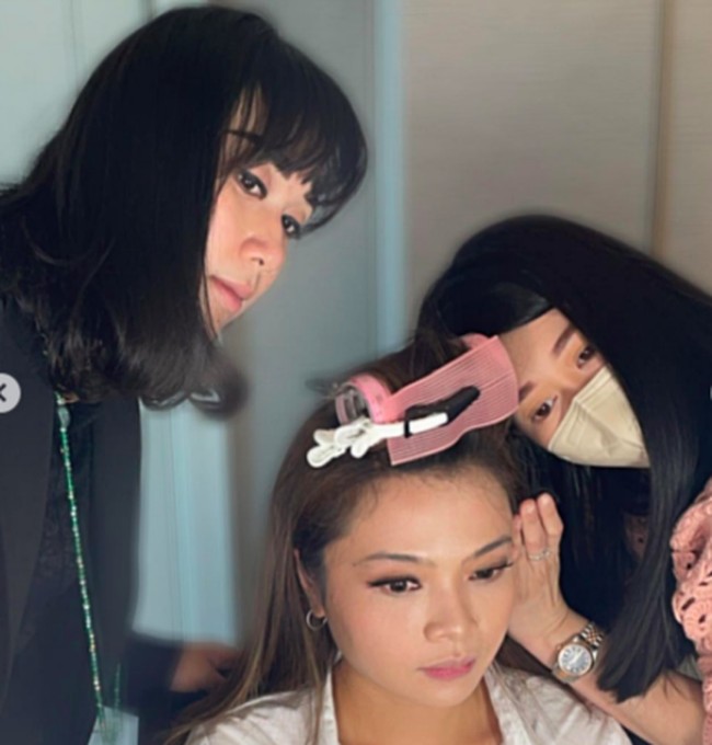 Makeup menjadi bagian dari kaum perempuan. Bermain-main dengan brush makeup, dan pilih-pilih warna riasan menjadi kesenangan tersendiri. Begitu juga yang dirasakan oleh Puput Nastiti Dewi, istri Ahok yang baru saja belajar makeup. Foto: dok. Instagram/@btpnd