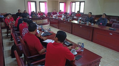 Rapat kerja Komisi II dengan Dinas Lingkungan Hidup, Dinas PUPR, Dinas Pemberdayaan Masyarakat dan Desa, terkait evaluasi penanganan sampah sejak TPA Mandung tak bisa beroperasi, Jumat (11/11/2022). (chairul amri simabur/detikBali)