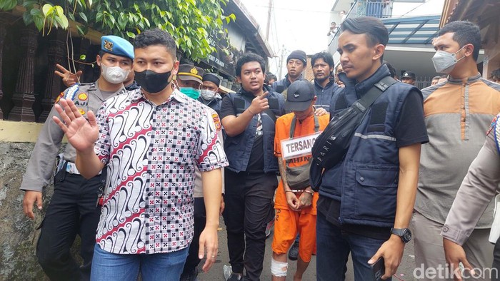 Rekonstruksi pembunuhan anak perempuan di Cimahi. Rekonstruksi pembunuhan anak perempuan di Cimahi.