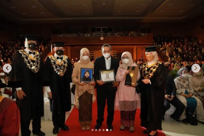 Rektor Unpad mewisuda dua lulusan yang telah meninggal dunia