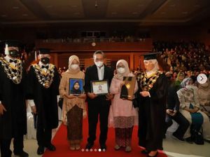 Curhatan Rektor Unpad Usai Mewisuda 2 Lulusan yang Telah Tiada