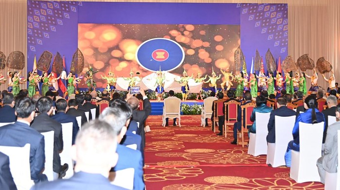 Sambutan Hangat PM Kamboja untuk Presiden Jokowi dan Iriana Presiden Jokowi dan Iriana Joko Widodo menghadiri upacara pembukaan KTT ASEAN di Hotel Sokha, Phnom Penh. Jokowi disambut Perdana Menteri Kamboja Hun Sen.