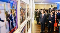 Setelahnya, Jokowi dan Iriana bersama pemimpin ASEAN lainnya berkesempatan meninjau pameran foto dan peluncuran buku Cambodias Contribution to ASEAN.