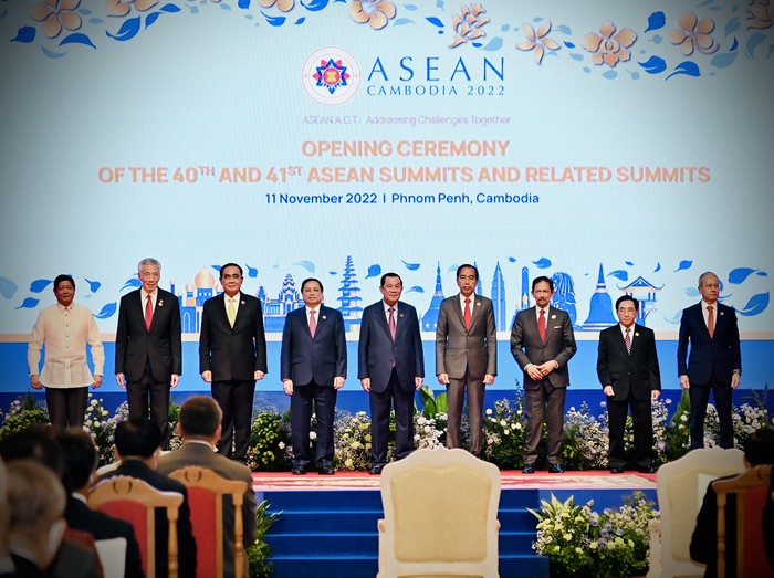 Presiden Jokowi dan Iriana Joko Widodo menghadiri upacara pembukaan KTT ASEAN di Hotel Sokha, Phnom Penh. Jokowi disambut Perdana Menteri Kamboja Hun Sen.