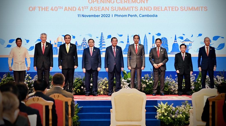 Presiden Jokowi dan Iriana Joko Widodo menghadiri upacara pembukaan KTT ASEAN di Hotel Sokha, Phnom Penh. Jokowi disambut Perdana Menteri Kamboja Hun Sen.