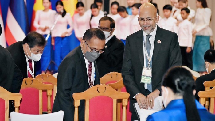 Sambutan Hangat PM Kamboja untuk Presiden Jokowi dan Iriana Presiden Jokowi dan Iriana Joko Widodo menghadiri upacara pembukaan KTT ASEAN di Hotel Sokha, Phnom Penh. Jokowi disambut Perdana Menteri Kamboja Hun Sen.