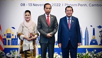 Berdasarkan keterangan tertulis dari Biro Pers, Media, dan Informasi Sekretariat Presiden, Jumat (11/11/2022), Jokowi dan Iriana tiba di Hotel Sokha sekitar pukul 7.50 waktu setempat. Jokowi dan PM Kamboja langsung melakukan sesi foto bersama.
