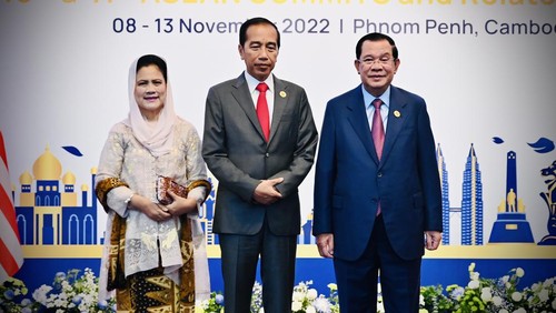 Presiden Jokowi dan Iriana Joko Widodo menghadiri upacara pembukaan KTT ASEAN di Hotel Sokha, Phnom Penh. Jokowi disambut Perdana Menteri Kamboja Hun Sen.