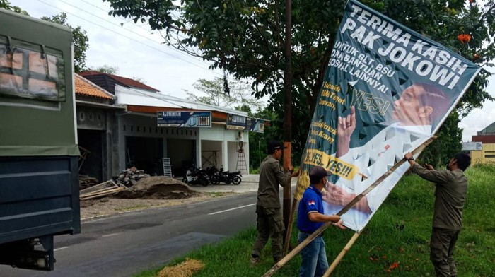 Satpol PP Pemkab Klaten mencopot baliho Terima Kasih Jokowi di Nglinggi, Klaten Selatan.