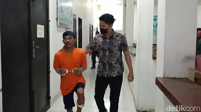Satreskrim Polrestabes Medan menangkap residivis narkoba yang menjambret ibu - ibu sampai terjatuh dari sepeda motor di Jalan Duyung, Kota Medan. Kaki residivis itu pun ditembak di bagian kaki kiri.