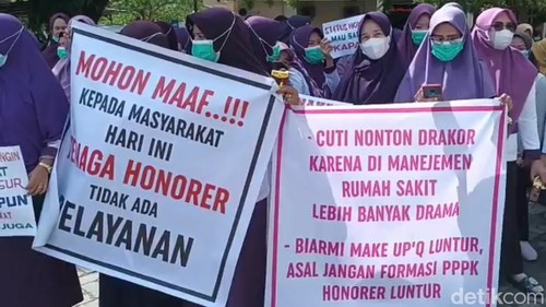 Sebanyak 227 tenaga kesehatan honorer RSUD Massenrempulu di Kabupaten Enrekang, Sulawesi Selatan (Sulsel) mogok bekerja.