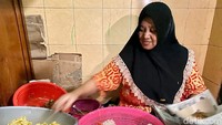 Ibu Sunarsih bercerita kalau nama banting diberikan pengunjungnya. Hal ini lantaran ia terlihat seperti membanting nasi bungkus usai menyiapkannya.