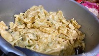 Gorengan telur ini diracik dari telur ayam yang dimasak bersama tepung. Disajikan hangat-hangat, rasanya begitu nikmat.