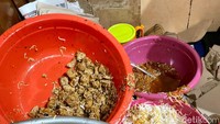 Ada alasan unik mengapa nasi bungkus ini dijual malam-malam. Dahulu Cak San, suami ibu Sunarsih yang merupakan perintisnya mengakomodir mereka yang cari makan tengah malam usai pulang dari diskotik.