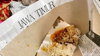 Isian sego banting sederhana, tapi sukses bikin kangen. Ada tumis bihun, eseng-eseng tahu, dan gorengan telur.