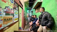 Ditawarkan di gang sempit di Jalan Jombang, Klojen, peminat Sego Banting Cak San selalu ramai. Mereka mencari nasi bungkus enak pada malam hari.