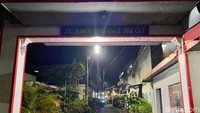 Sego Banting Cak San buka mulai pukul 20.00 hingga 02.00 dini hari. Begini penampakan gang utama untuk mencapai lokasi tempat makan nasi bungkus itu.