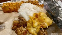 Paling enak menyantap sego banting dengan mengaduk semua lauk pauk, terutama sambalnya agar tercampur sempurna.