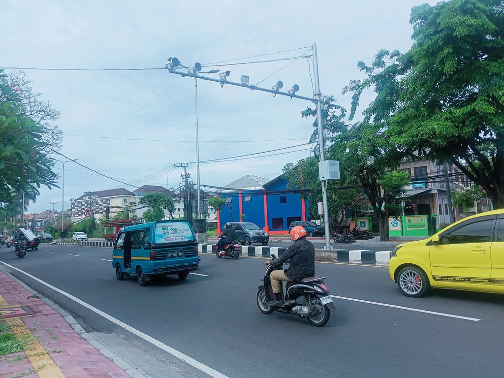 Sejumlah kendaraan terpantau alat Electronic Traffic Law Enforcement (ETLE) di Jalur Simpang Kuta menuju Tugu Ngurah Rai, Tuban, Badung.