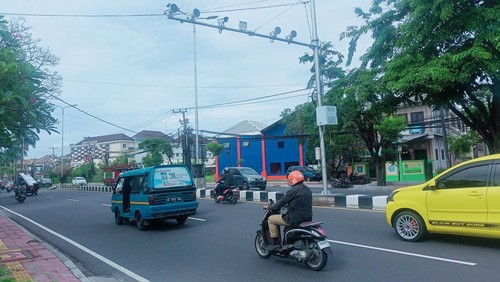 Sejumlah kendaraan terpantau alat Electronic Traffic Law Enforcement (ETLE) di Jalur Simpang Kuta menuju Tugu Ngurah Rai, Tuban, Badung.
