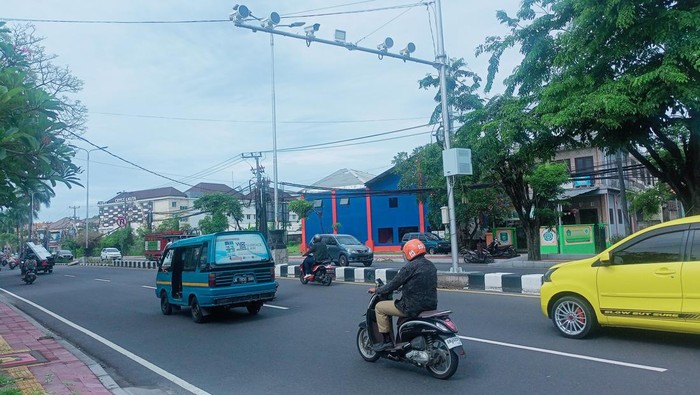 Sejumlah kendaraan terpantau alat Electronic Traffic Law Enforcement (ETLE) di Jalur Simpang Kuta menuju Tugu Ngurah Rai, Tuban, Badung.