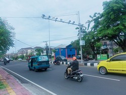 Sejumlah kendaraan terpantau alat Electronic Traffic Law Enforcement (ETLE), di Jalur Simpang Kuta menuju Tugu Ngurah Rai, Tuban, Badung. Foto: Agus Eka/detikBali