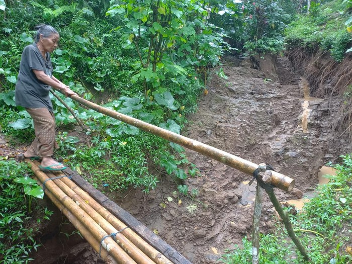 Sejumlah kerusakan yang diakibatkan melubernya tanah galian shortcut di Desa Gitgit, Kecamatan Sukasada, Kabupaten Buleleng, Bali, Jumat (11/11/2022). Foto: Made Wijaya Kusuma