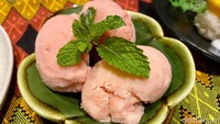 Untuk menutup santapan, cobalah Torch Ginger Flower Sorbet (Rp 48.000) alias sorbet bunga kecombrang. Warnanya pink dengan aksen kecombrang yang cukup kuat. Rasanya manis, segar, dan unik.