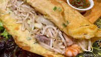 Ada juga omelet Vietnam bernama Banh Xeo (Rp 70.000). Teksturnya renyah segar karena ditambahkan tauge. Untuk isian lainnya ada daging ayam dan udang.