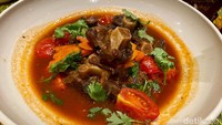 Kalau ini sop buntut ala Vietnam. Namanya Bo Kho Ha’Noi yang tak kalah memuaskan selera karena potongan buntutnya super empuk juicy.