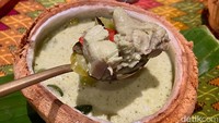 SaigonSan Restaurant punya Thai Green Curry Chicken yang unik karena disajikan dalam batok kelapa. Pembeli bisa mengerok daging buah kelapanya lho!