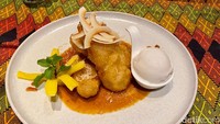 Masih dari kategori hidangan penutup, ada Kluay Kaek (Rp 48.000). Berupa pisang goreng renyah khas Thailand dengan remahan kelapa dan pelengkap sorbet kelapa yang manis, gurih, dan menyegarkan!