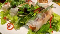 Dari menu pembuka, Goi Cuon (Rp 48.000) yang layak dicoba. Menu lumpia khas Vietnam ini diberi isian bihun, udang, dan sayuran renyah seperti wortel dan mentimun.